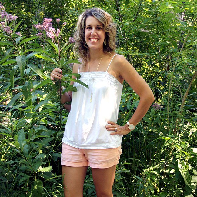 What Wives Wear Link Up #13 – White Tank with Melon Shorts