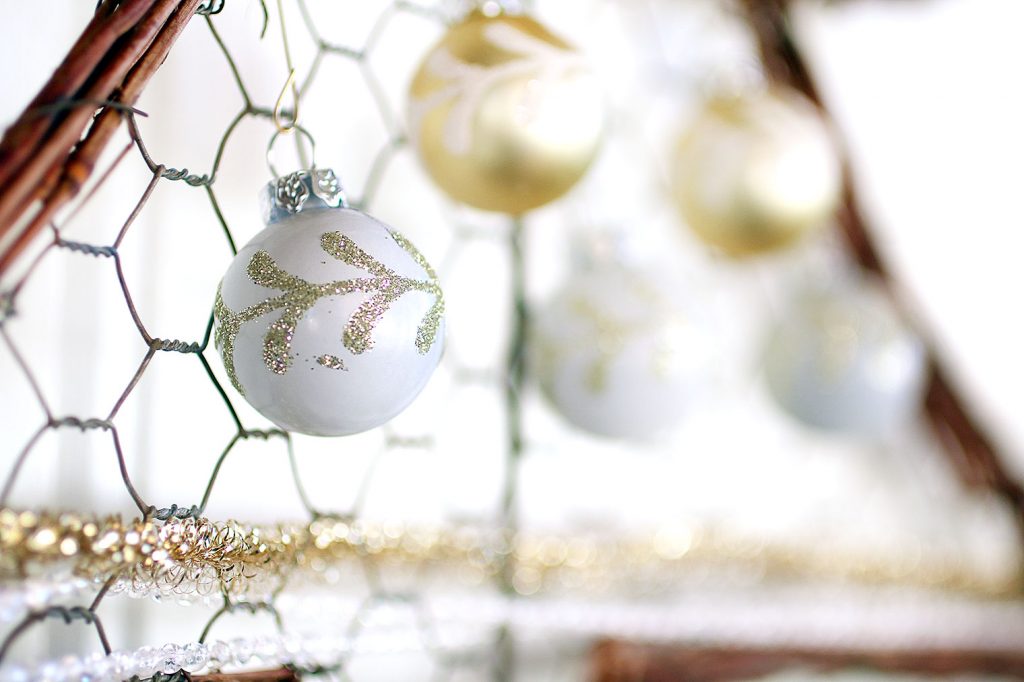 Farmhouse Chicken Wire Christmas Tree Wreath {12 Months of Wreaths